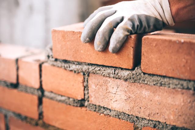 bricklayer_installing_red_bricks